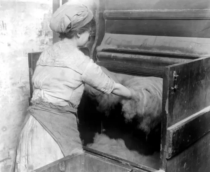 Framed Print : Making felt for velour hats at Sennett Bros, Blackfriars. 23 October 1919