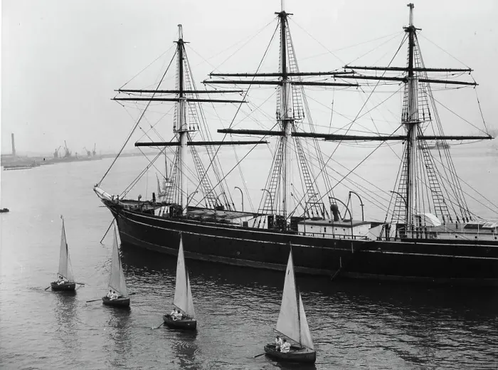 Framed Print : Two man sailing boats sail passed The Cutty Sark on the River Thames off Greenhithe, Kent Framed Print : Two man sailing boats sail passed The Cutty Sark on the River Thames off Greenhithe, Kent