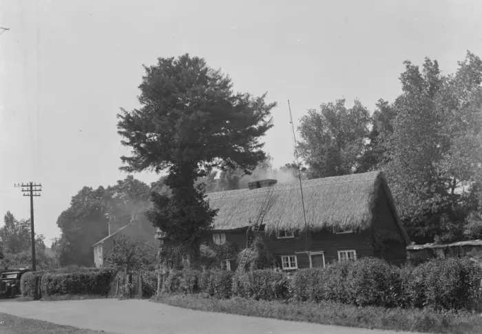 Framed Print : A man thatching the roof of a cottage in Hartley, Kent. 10 June 1937 Framed Print : A man thatching the roof of a cottage in Hartley, Kent. 10 June 1937