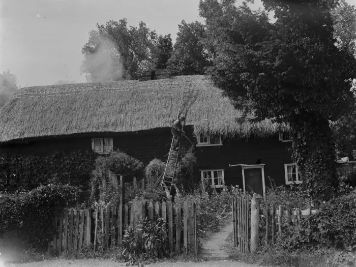 Framed Print : A man thatching the roof of a cottage in Hartley, Kent. 10 June 1937 Framed Print : A man thatching the roof of a cottage in Hartley, Kent. 10 June 1937