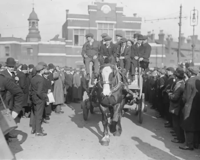Framed Print : March of ex - soldiers from Woolwich Arsenal to see the Premier. Wounded men leaving Framed Print : March of ex - soldiers from Woolwich Arsenal to see the Premier. Wounded men leaving