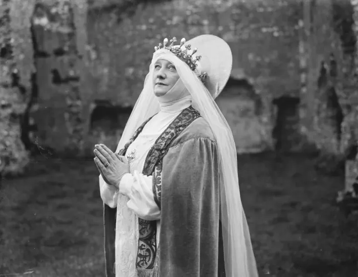 Framed Print : Marchioness Townshend plays leading part in missionary pageant at Castleacre Priory, Norfolk Framed Print : Marchioness Townshend plays leading part in missionary pageant at Castleacre Priory, Norfolk