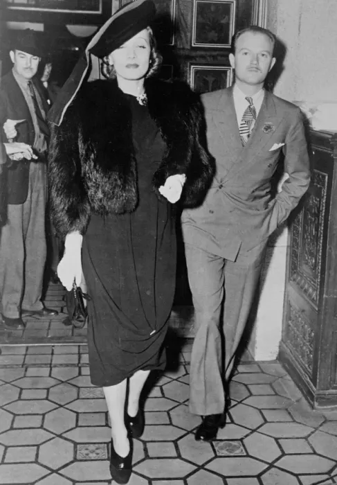 Framed Print : Marlenes Turban fashion, at Hollywood Premiere. Marlene Dietrich, the film actress Framed Print : Marlenes Turban fashion, at Hollywood Premiere. Marlene Dietrich, the film actress