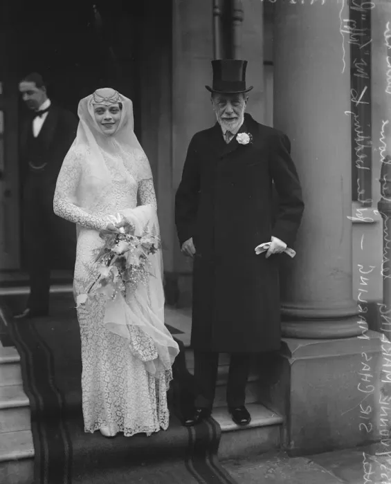 Framed Print : The marriage of Miss Yvonne Marling and Mr Taffy Rodd. Miss Marling with her father Framed Print : The marriage of Miss Yvonne Marling and Mr Taffy Rodd. Miss Marling with her father