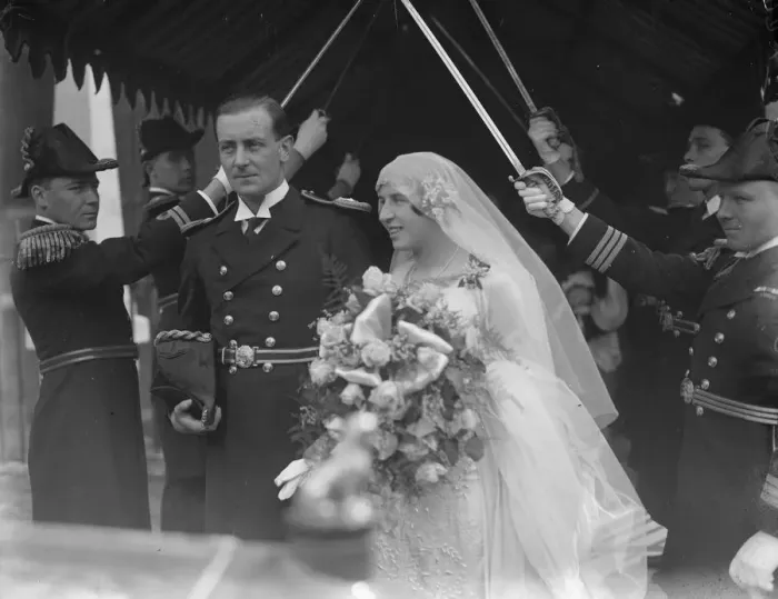 Framed Print : The marriage of Sub Lt Holden Illingworth and Miss K Sandford took place at St Margaret s