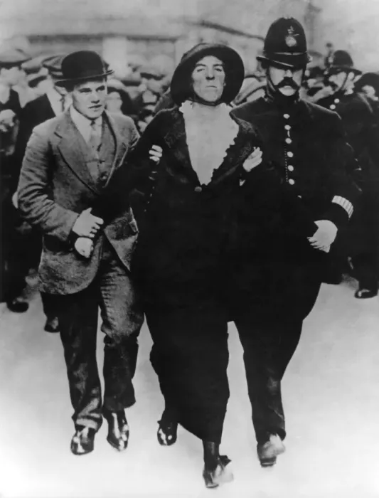 Framed Print : May 1914. The Suffragettes assault an Buckingham Palace Framed Print : May 1914. The Suffragettes assault an Buckingham Palace