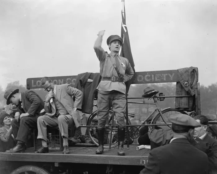 Framed Print : May Day Labour demonstration in Hyde Park. Commander J Snooks addressing one of the meetings
