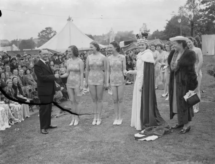Framed Print : The Mayor and councillor Mr Blackman (left), the Carnival Queen Mrs Joan and Miss
