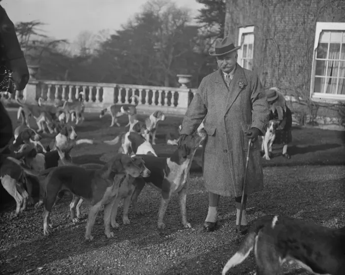 Framed Print : Meet of the Hertfordshire Hunt at Brocket Hall, near Hatfield. Sir Charles Nall Framed Print : Meet of the Hertfordshire Hunt at Brocket Hall, near Hatfield. Sir Charles Nall