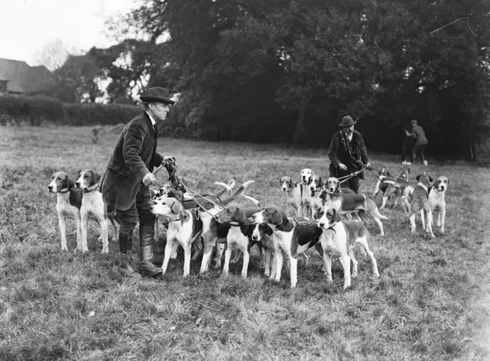 Framed Print : Meet of the New Forest staghounds at Fountain Court, Brook. Forestmen with