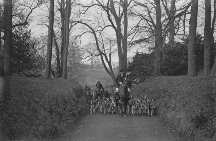 Framed Print : Meet of the Warwickshire hunt at Upton House 9 December 1932 Framed Print : Meet of the Warwickshire hunt at Upton House 9 December 1932