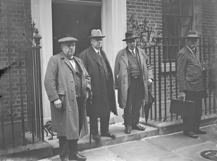 Framed Print : Meeting to discuss operation of the Dawes reparation scheme. At Downing Street Framed Print : Meeting to discuss operation of the Dawes reparation scheme. At Downing Street