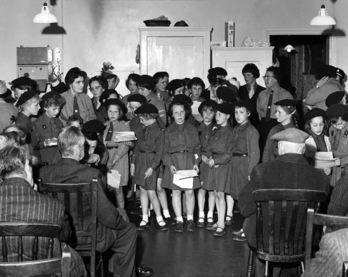 Framed Print : Members of the 6th Dartford Guides and Brownies entertain the old folk at West Hill