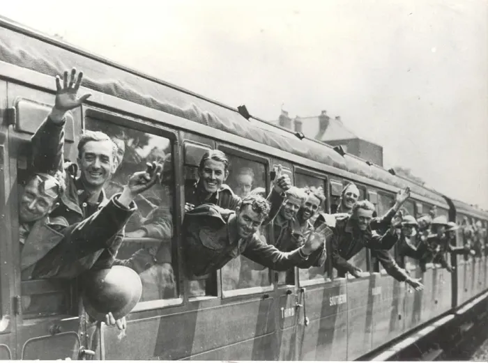 Framed Print : Men of the British Expeditionary Force returning from the Flanders evacuation, give Framed Print : Men of the British Expeditionary Force returning from the Flanders evacuation, give