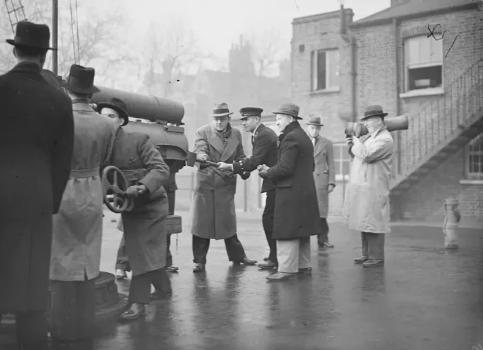 Framed Print : Men of the merchant navy recieving instruction in gunnery at an East London instructional battery Framed Print : Men of the merchant navy recieving instruction in gunnery at an East London instructional battery