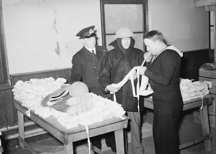 Framed Print : Men of the merchant navy recieving instruction in gunnery at an East London instructional battery