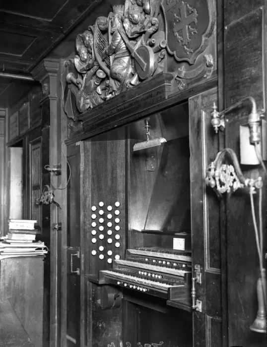 Framed Print : Mendelssohns organ at Christ Church, Newgate Street. 20 October 1922