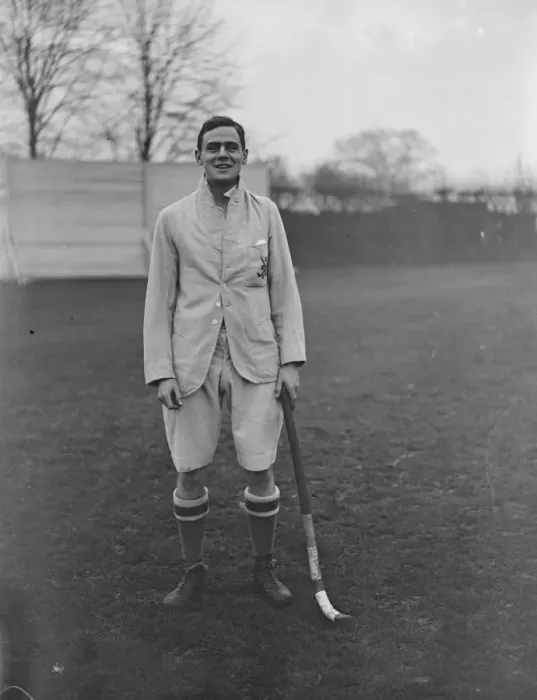 Framed Print : Mens hockey - Oxford versus Cambridge at Beckenham, Kent. Mr R B Whichelow Framed Print : Mens hockey - Oxford versus Cambridge at Beckenham, Kent. Mr R B Whichelow