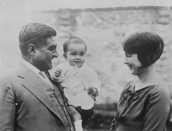 Framed Print : Mexicos new President. Emilio Portes Gil photographed with his wife and baby Framed Print : Mexicos new President. Emilio Portes Gil photographed with his wife and baby