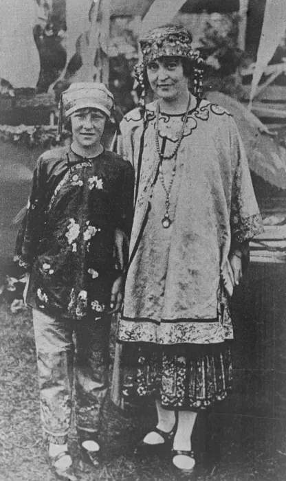 Framed Print : Millionairess and her unconventional attire Mrs August Belmont Jnr with her daughter Framed Print : Millionairess and her unconventional attire Mrs August Belmont Jnr with her daughter