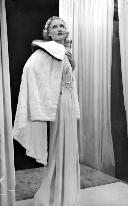 Framed Print : Miquette, The new Selfridge chief Mannequin, following in the footsteps of Dawn Framed Print : Miquette, The new Selfridge chief Mannequin, following in the footsteps of Dawn