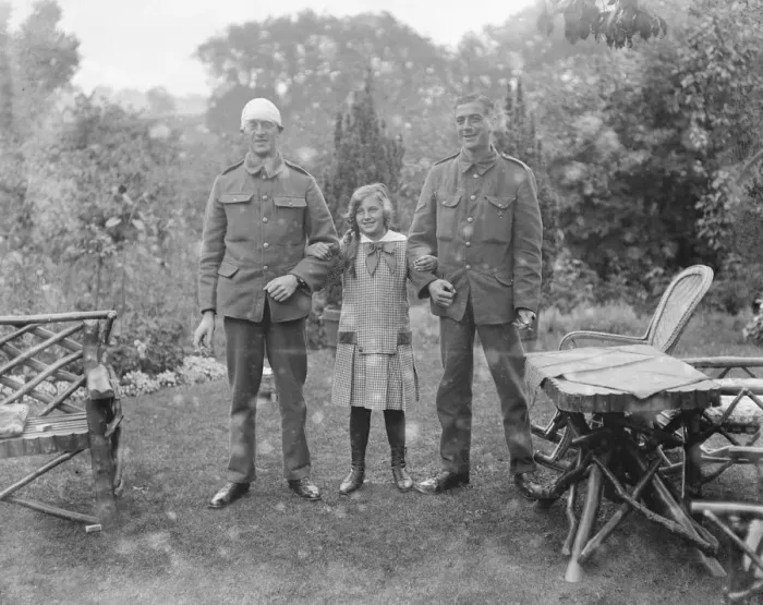 Framed Print : Miss Betty Hicks entertains wounded soldiers at her home in Surrey Framed Print : Miss Betty Hicks entertains wounded soldiers at her home in Surrey