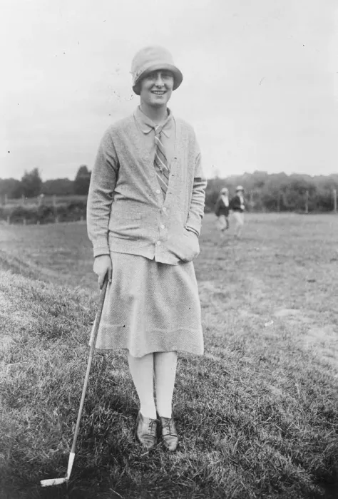 Framed Print : Miss Cecil Leitch in French ladies open golf championship. Mlle de la Chaume who Framed Print : Miss Cecil Leitch in French ladies open golf championship. Mlle de la Chaume who