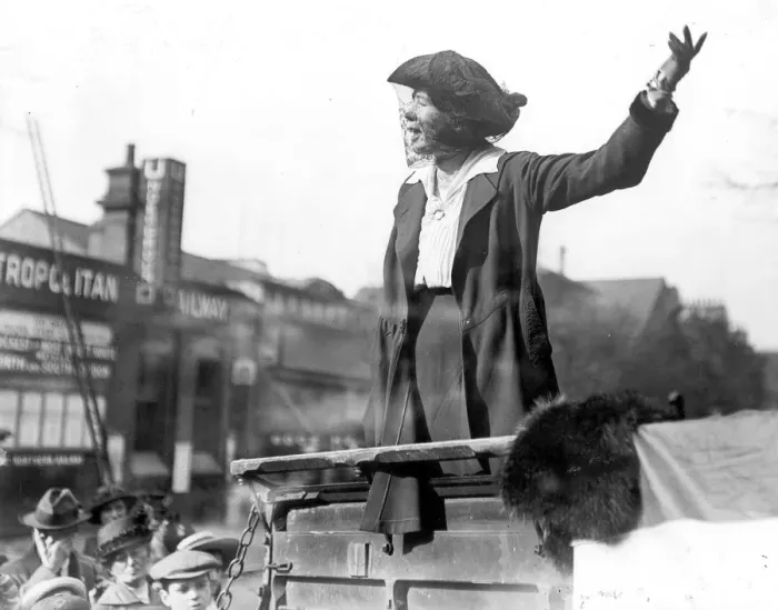 Framed Print : Miss Christabel Pankhurst, at the East Islington election 20th October 1917 Framed Print : Miss Christabel Pankhurst, at the East Islington election 20th October 1917