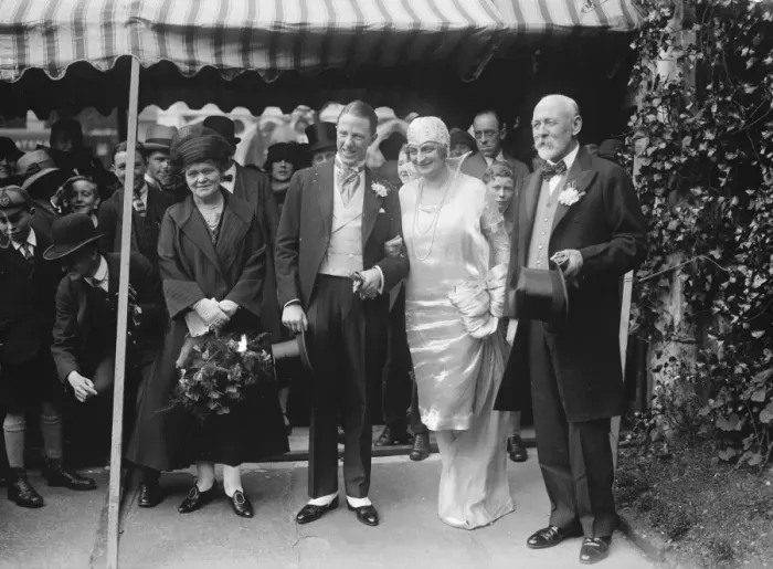 Framed Print : Miss E Scotney was married at St Clement Danes to Mr D H Russell. Bride and Bridegroom Framed Print : Miss E Scotney was married at St Clement Danes to Mr D H Russell. Bride and Bridegroom