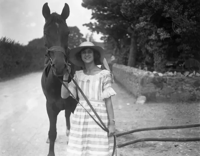 Framed Print : Miss Edna Maude, dancer, pictured with a horse on holiday at Bridgewater, Somerset Framed Print : Miss Edna Maude, dancer, pictured with a horse on holiday at Bridgewater, Somerset