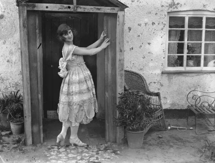 Framed Print : Miss Edna Maude the seventeen year old dancer on holiday at Bridgewater 25 June 1923