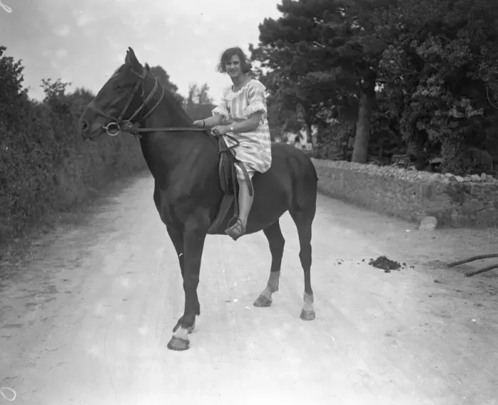 Framed Print : Miss Edna Maude, seventeen year old dancer on holiday in Somerset and on horseback Framed Print : Miss Edna Maude, seventeen year old dancer on holiday in Somerset and on horseback