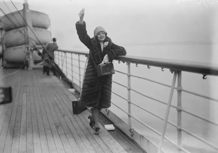 Framed Print : Miss Fay Marbe, the American musical comedy actress, photographed on arrival at Southampton Framed Print : Miss Fay Marbe, the American musical comedy actress, photographed on arrival at Southampton
