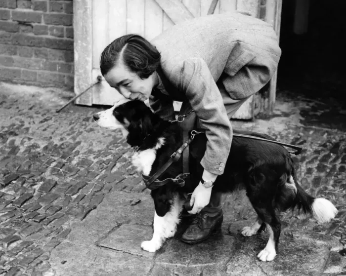 Framed Print : Miss Georgina Bright, who has been blind from birth, makes the weekly journey to