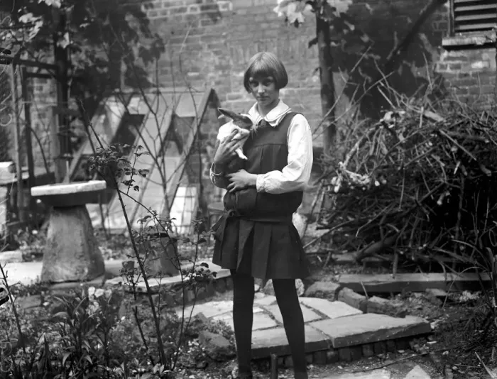Framed Print : Miss Greta Hunt, aged 14, of Holland Park, London, who has just made her public