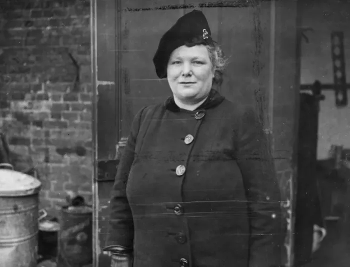 Framed Print : When Miss Hilda Edith Pegler, of old Shoreham Road, Hove, Sussex, found a man leaving Framed Print : When Miss Hilda Edith Pegler, of old Shoreham Road, Hove, Sussex, found a man leaving