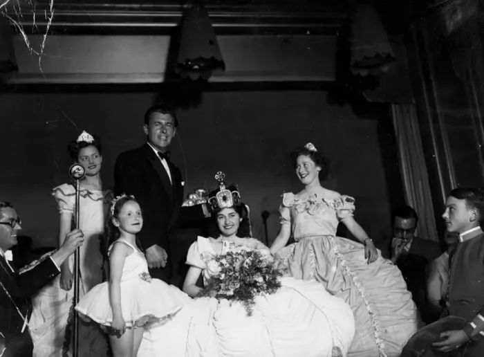 Framed Print : Miss Iris Ringshaw, of Brighton, was crowned Queen of Brighton and Hove at Brighton last night Framed Print : Miss Iris Ringshaw, of Brighton, was crowned Queen of Brighton and Hove at Brighton last night