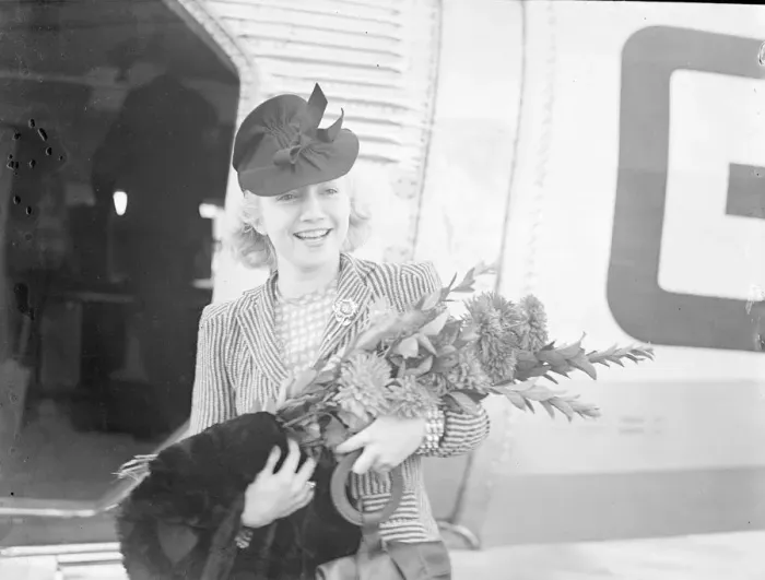 Framed Print : Miss Liliane Gills, Miss Paris 1938, arrived at Croydon Aerodrome from Paris to Framed Print : Miss Liliane Gills, Miss Paris 1938, arrived at Croydon Aerodrome from Paris to