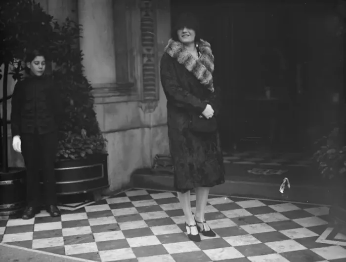 Framed Print : Miss Pola Negri meets near Bernard Shaw. Miss Pola Negri the film star, who is