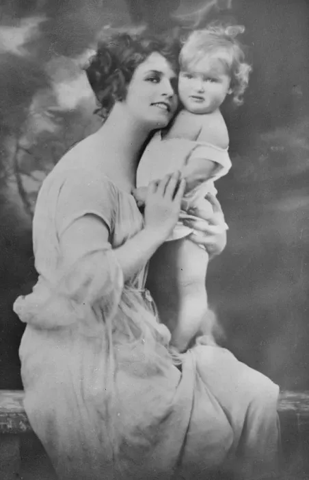 Framed Print : Missing Heiress to ?50, 000 found after 30 years Mrs Allison Long with her baby 2 Framed Print : Missing Heiress to ?50, 000 found after 30 years Mrs Allison Long with her baby 2