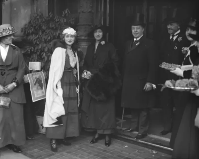 Framed Print : Mlle Gaby Deslys speaks at a primrose tea at the Criterion on behalf of the blue