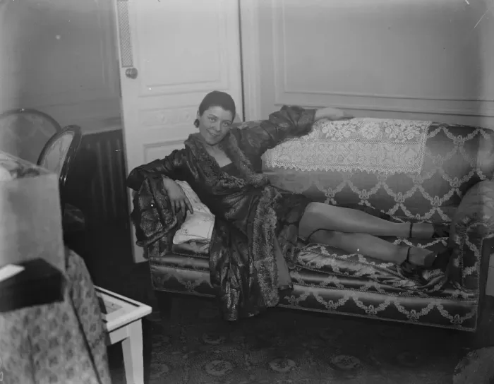 Framed Print : Mlle Spinelly, the French actress, photographed at her hotel. 23 February 1926