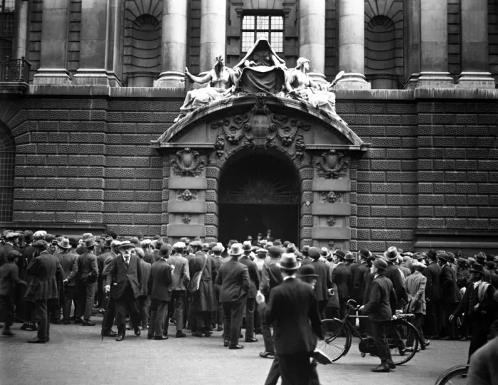 Framed Print : Mme Fahmy not guilty. The scene outside the Old Bailey at the close of the trial Framed Print : Mme Fahmy not guilty. The scene outside the Old Bailey at the close of the trial