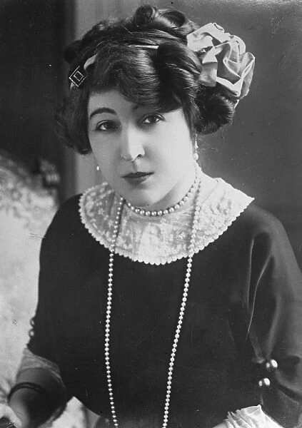 Mme Rostand, President of the Paris anti - shingle club. 4 April 1925