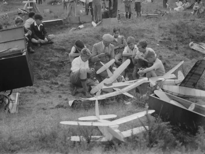 Framed Print : Model Flying Club, Dartford Heath. 7 August 1937 Framed Print : Model Flying Club, Dartford Heath. 7 August 1937