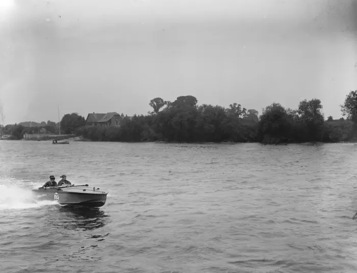 Framed Print : Motor boat trials on the River Thames Z2 during the race 6 June 1925 Framed Print : Motor boat trials on the River Thames Z2 during the race 6 June 1925