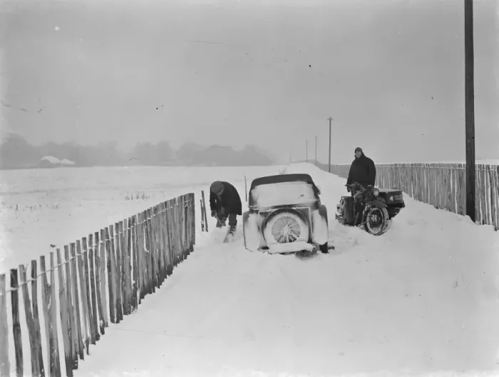Framed Print : Motorist tries to dig his car out of the snow on Polhill near Orpington Framed Print : Motorist tries to dig his car out of the snow on Polhill near Orpington