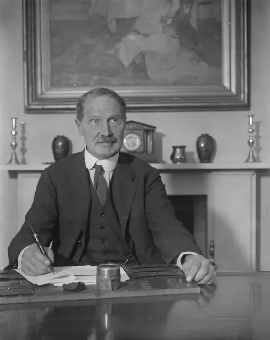 Framed Print : Mr Bonar Law at home in Onslow Gardens, South Kensington London 20 October 1922 Framed Print : Mr Bonar Law at home in Onslow Gardens, South Kensington London 20 October 1922