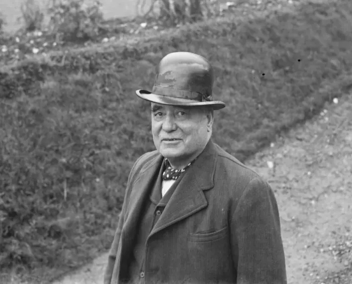 Framed Print : Mr Charlie Hever wearing a tar painted bowler hat in Eynsford, Kent Framed Print : Mr Charlie Hever wearing a tar painted bowler hat in Eynsford, Kent