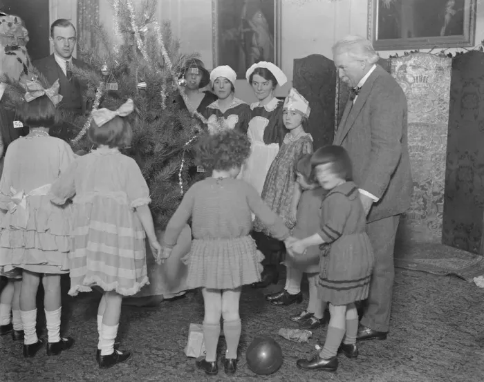 Framed Print : Mr David Lloyd George with children 1921 Framed Print : Mr David Lloyd George with children 1921